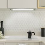 Okap kuchenny podszafkowy z białą mozaiką.