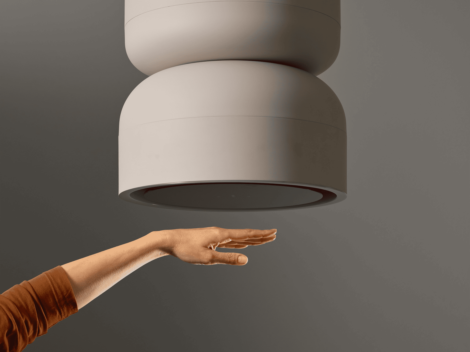 Ręka pod okapem kuchennym w kolorze ecru.